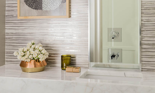 Tapiz de algodón en muro de baño de visitas