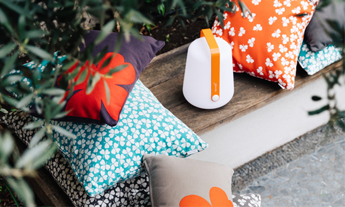Balad Lamp y cojines decorativos de Fermob