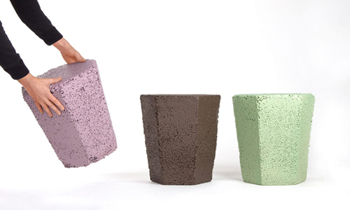 Taburetes hexagonales hechos con residuos de poliestireno