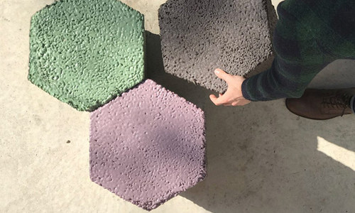 Taburetes hexagonales hechos con residuos de poliestireno