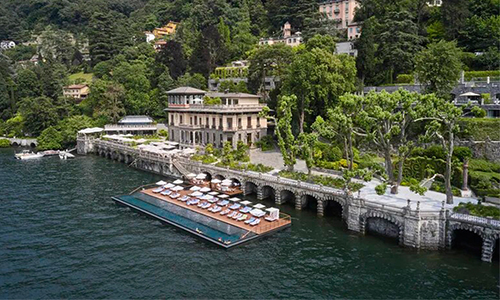 La piscina infinita flotante de 40 m se ubica en el lago de Como.